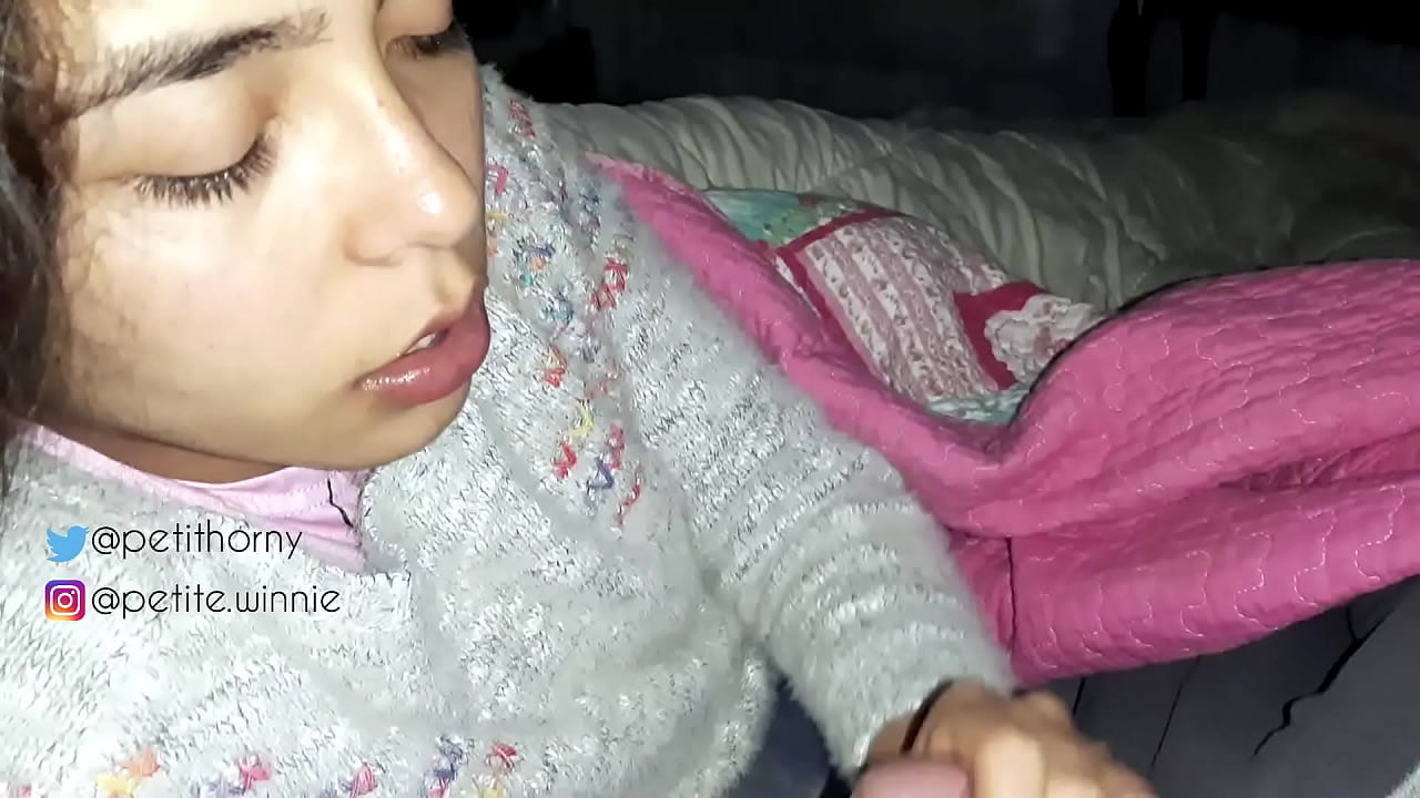 நான் என் கணவரின் திரட்சியான பால் முழுவதையும் விழுங்குகிறேன் - படகோட்டியுடன் நாக்கைக் காட்டுகிறேன்