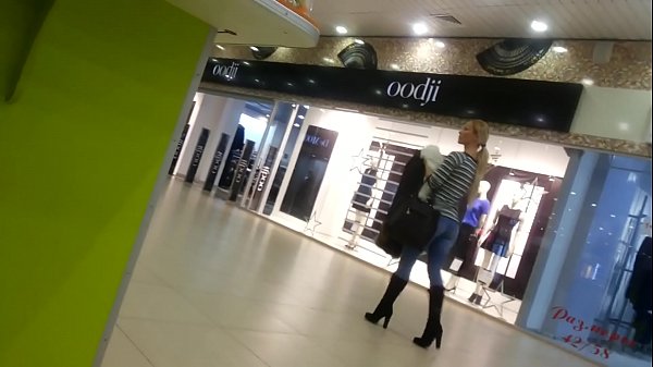 சூப்பர் மார்க்கெட்டில் குளிர்ச்சியான குஞ்சு.